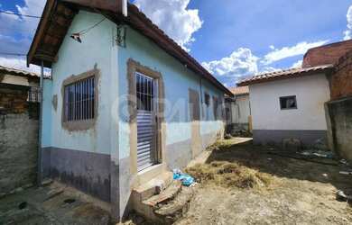 Imagem: A casa possui 2 Dormitórios, 2 Banheiros, 3 Vagas na garagem
