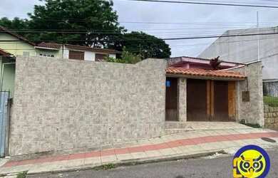 Imagem: A casa possui 3 Dormitórios, 4 Banheiros, 2 Vagas na garagem