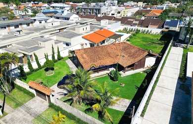 Imagem: A casa possui 4 Dormitórios, 4 Banheiros, 5 Vagas na garagem