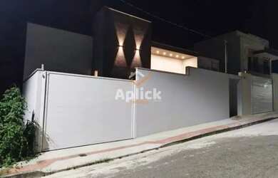 Imagem: A casa possui 3 Dormitórios, 2 Banheiros, 5 Vagas na garagem