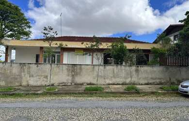 Imagem: A casa possui 5 Dormitórios, 4 Banheiros, 4 Vagas na garagem