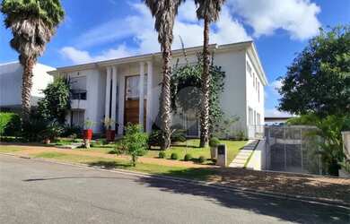 Imagem: A casa possui 5 Dormitórios, 5 Banheiros, 5 Vagas na garagem