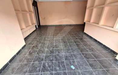 Imagem 4: Salão comercial com 2 banheiros e porta de aço