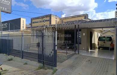 Imagem: A casa possui 3 Dormitórios, 1 Banheiro, 2 Vagas na garagem