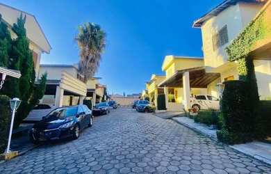 Imagem: A casa possui 3 Dormitórios, 2 Banheiros, 3 Vagas na garagem