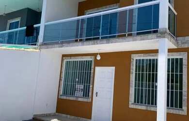 Imagem: A casa possui 3 Dormitórios, 1 Banheiro, 2 Vagas na garagem