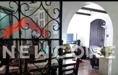 Imagem: A casa possui 4 Dormitórios, 5 Banheiros, 3 Vagas na garagem