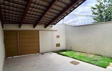 Imagem: A casa possui 3 Dormitórios, 2 Banheiros, 2 Vagas na garagem