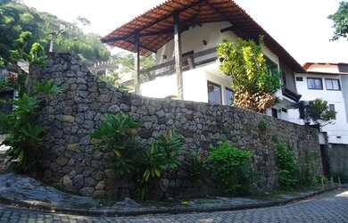 Imagem: A casa possui 3 Dormitórios, 3 Banheiros, 3 Vagas na garagem