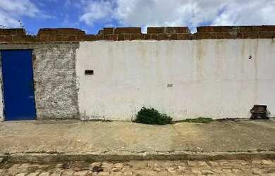 Imagem: A casa possui 2 Dormitórios, 1 Banheiro, 200m² de Área e