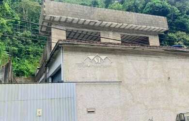 Imagem: A casa possui 3 Dormitórios, 2 Banheiros, 3 Vagas na garagem