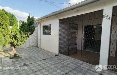 Imagem: A casa possui 3 Dormitórios, 2 Banheiros, 2 Vagas na garagem