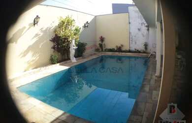 Imagem: A casa possui 4 Dormitórios, 4 Banheiros, 5 Vagas na garagem