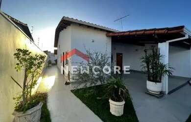 Imagem: A casa possui 3 Dormitórios, 2 Banheiros, 3 Vagas na garagem