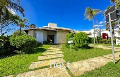 Imagem: A casa em condomínio possui 4 Dormitórios, 5 Banheiros, 4