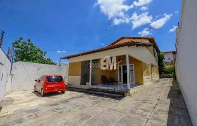 Imagem: A casa possui 4 Dormitórios, 4 Banheiros, 5 Vagas na garagem