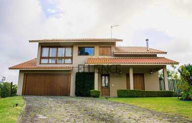 Imagem: A casa possui 3 Dormitórios, 2 Banheiros, 2 Vagas na garagem