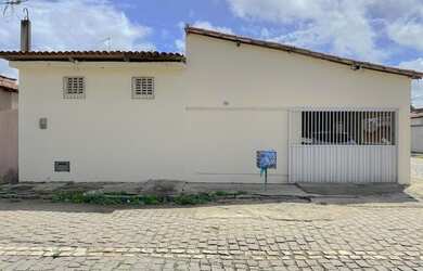 Imagem: A casa possui 2 Dormitórios, 2 Banheiros, 4 Vagas na garagem