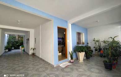 Imagem: A casa possui 3 Dormitórios, 3 Banheiros, 4 Vagas na garagem