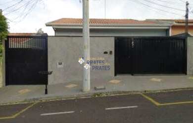 Imagem: A casa possui 3 Dormitórios, 3 Banheiros, 200m² de Área