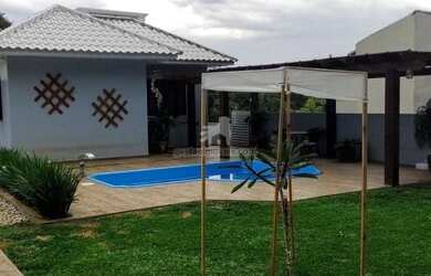 Imagem: A casa possui 3 Dormitórios, 2 Banheiros, 2 Vagas na garagem