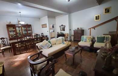 Imagem: A casa possui 3 Dormitórios, 5 Banheiros, 4 Vagas na garagem