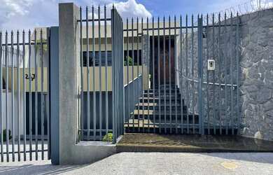 Imagem: A casa possui 3 Dormitórios, 2 Banheiros, 3 Vagas na garagem