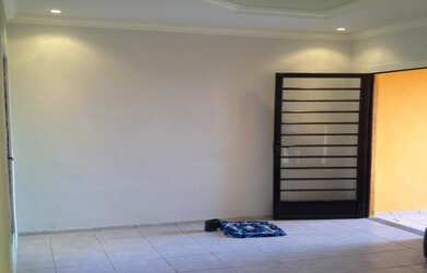 Imagem: A casa possui 2 Dormitórios, 1 Banheiro, 1 Vaga na garagem