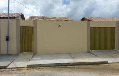 Imagem: A casa possui 2 Dormitórios, 1 Banheiro, 2 Vagas na garagem