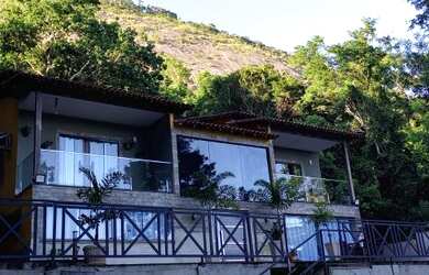 Imagem: A casa possui 3 Dormitórios, 3 Banheiros, 5 Vagas na garagem