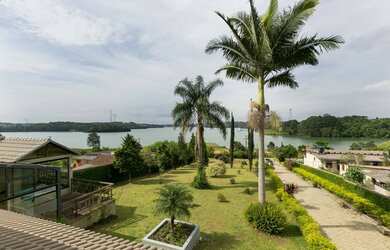 Imagem: A casa possui 4 Dormitórios, 5 Banheiros, 450m² de Área e