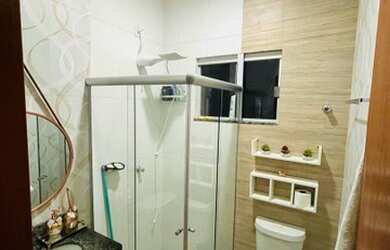 Imagem: A casa possui 3 Dormitórios, 2 Banheiros, 3 Vagas na garagem