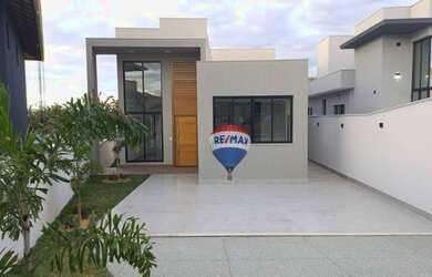 Imagem: A casa possui 3 Dormitórios, 2 Banheiros, 2 Vagas na garagem