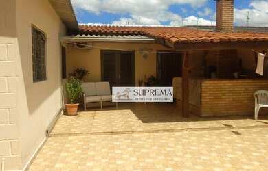 Imagem: A casa possui 2 Dormitórios, 1 Banheiro, 3 Vagas na garagem