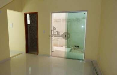 Imagem: A casa possui 2 Dormitórios, 2 Banheiros, 2 Vagas na garagem