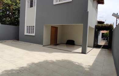 Imagem: A casa possui 4 Dormitórios, 4 Banheiros, 5 Vagas na garagem