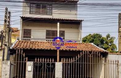 Imagem: A casa possui 4 Dormitórios, 5 Banheiros, 4 Vagas na garagem