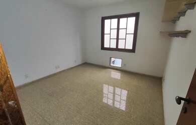 Imagem: A casa possui 4 Dormitórios, 3 Banheiros, 1 Vaga na garagem