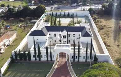 Imagem: A casa em condomínio possui 5 Dormitórios, 5 Banheiros, 5