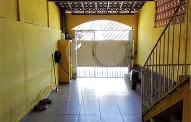 Imagem: A casa possui 2 Dormitórios, 2 Banheiros, 2 Vagas na garagem