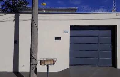 Imagem: A casa possui 2 Dormitórios, 1 Banheiro, 2 Vagas na garagem