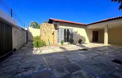 Imagem: A casa possui 4 Dormitórios, 1 Banheiro, 1 Vaga na garagem