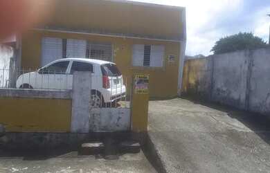 Imagem: A casa possui 3 Dormitórios, 2 Banheiros, 3 Vagas na garagem