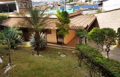 Imagem: A casa possui 3 Dormitórios, 2 Banheiros, 1 Vaga na garagem