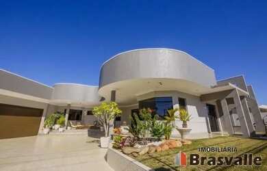 Imagem: A casa possui 4 Dormitórios, 3 Banheiros, 5 Vagas na garagem