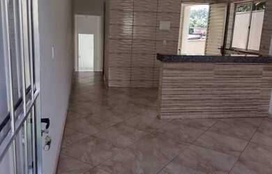 Imagem: A casa possui 2 Dormitórios, 1 Banheiro, 1 Vaga na garagem