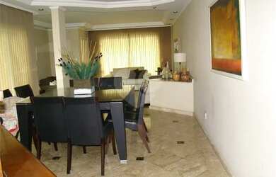 Imagem: A casa possui 3 Dormitórios, 4 Banheiros, 4 Vagas na garagem