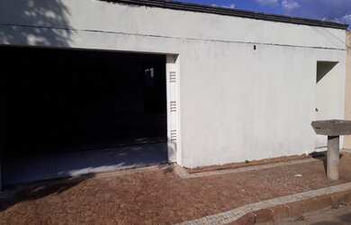 Imagem: A casa possui 3 Dormitórios, 3 Banheiros e 2 Vagas na garagem