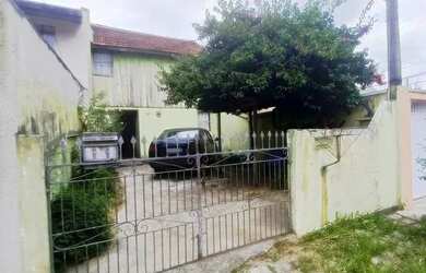 Imagem: A casa possui 3 Dormitórios, 1 Banheiro, 2 Vagas na garagem