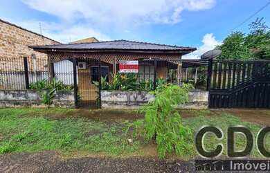 Imagem: A casa possui 5 Dormitórios, 3 Banheiros, 3 Vagas na garagem